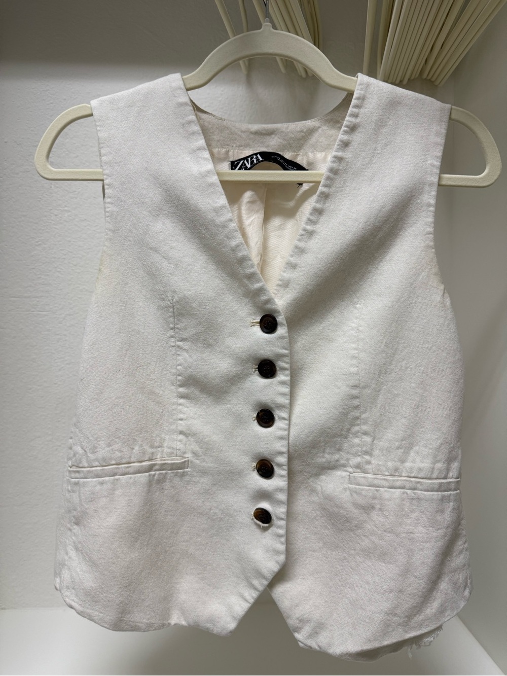 Zara White Sleeveless Button Vest